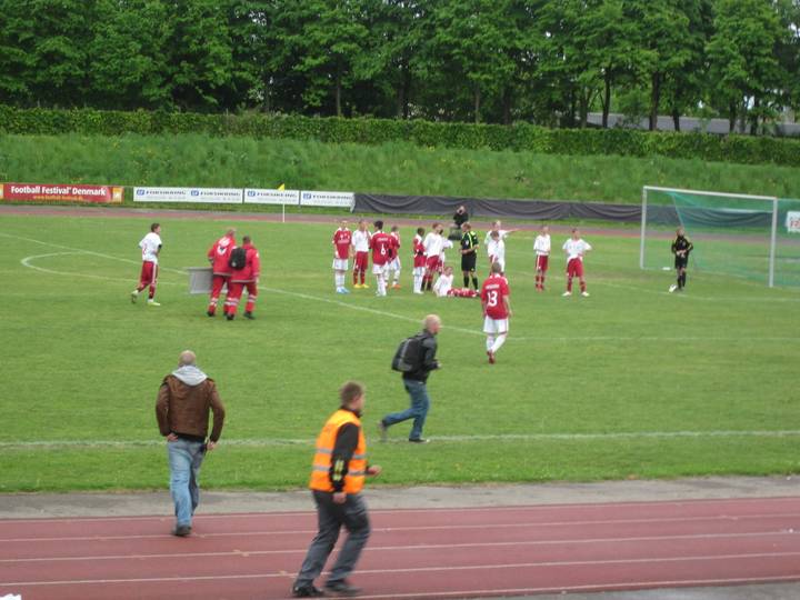 haengere_til_fodboldevent/20110514153124_00