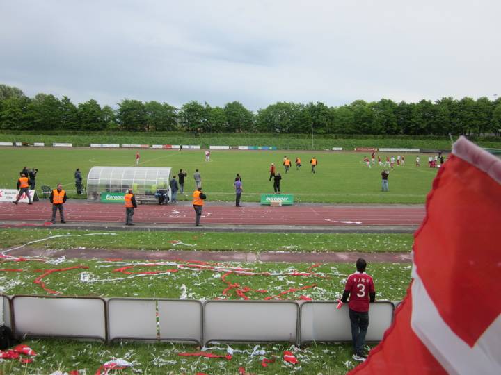 haengere_til_fodboldevent/20110514153137_00