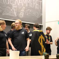En Kasse I En Festforening