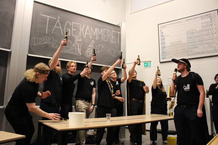 en-kasse-i-en-festforening/20000101022823_19