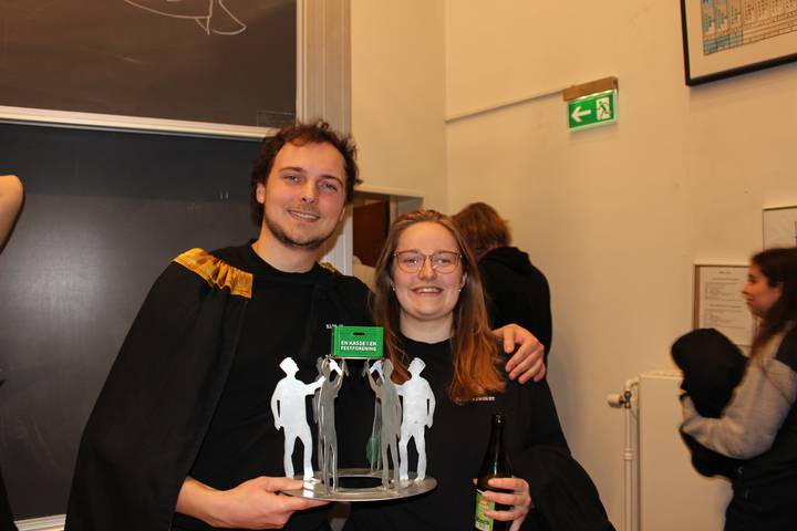 en-kasse-i-en-festforening/20000101023128_00