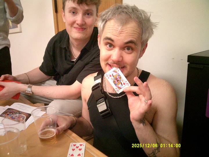 julerevy-fest/20251206011400_00