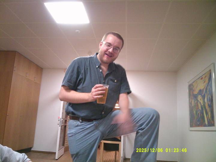 julerevy-fest/20251206012346_00