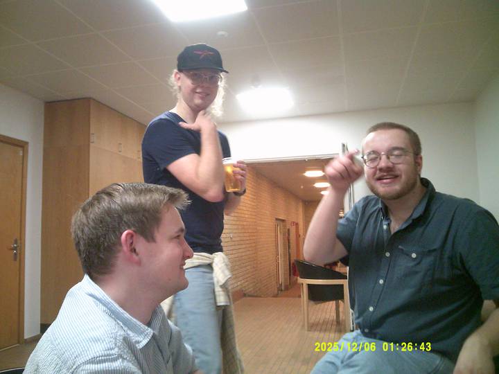 julerevy-fest/20251206012643_00