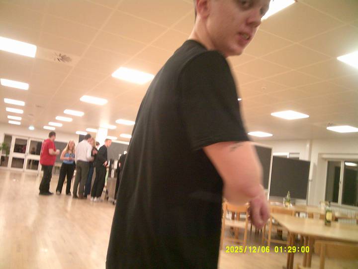 julerevy-fest/20251206012900_00