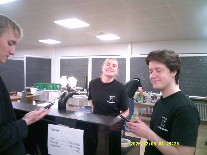 julerevy-fest/20251206012925_00