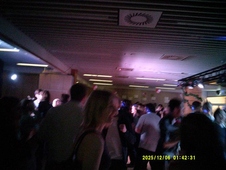 julerevy-fest/20251206014231_00