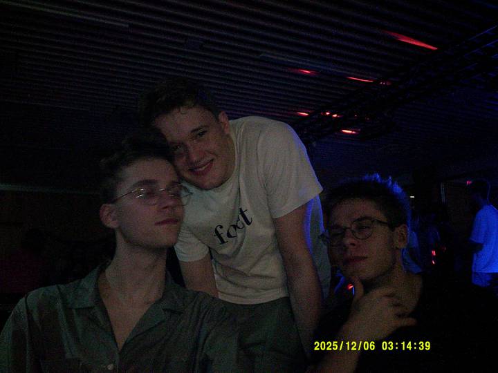 julerevy-fest/20251206031439_00