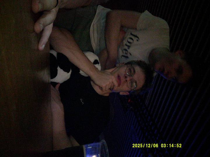 julerevy-fest/20251206031452_00