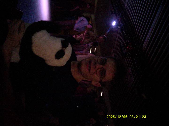 julerevy-fest/20251206032123_00