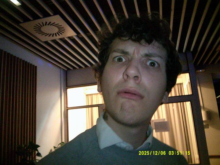 julerevy-fest/20251206035115_00